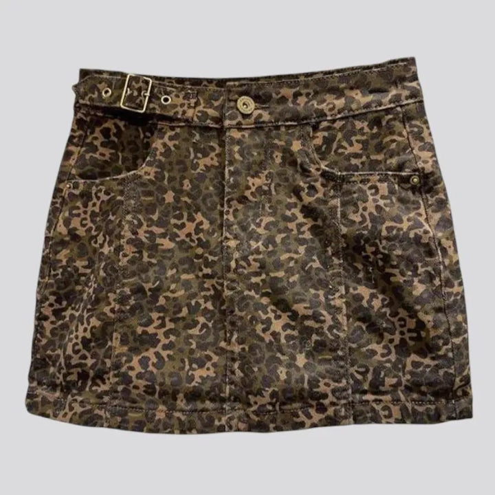 Stylish mid-rise leopard denim skort