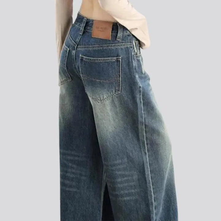 Loose fit pebble-washed jeans for women